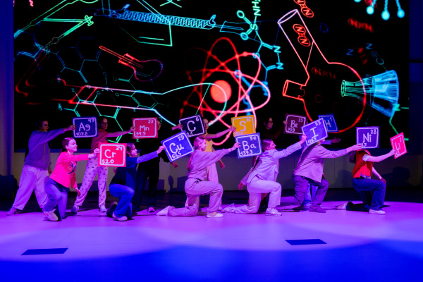 «Счет по костям» и «горящая метель»: в СУНЦ НГУ посвятили новых химиков и биологов