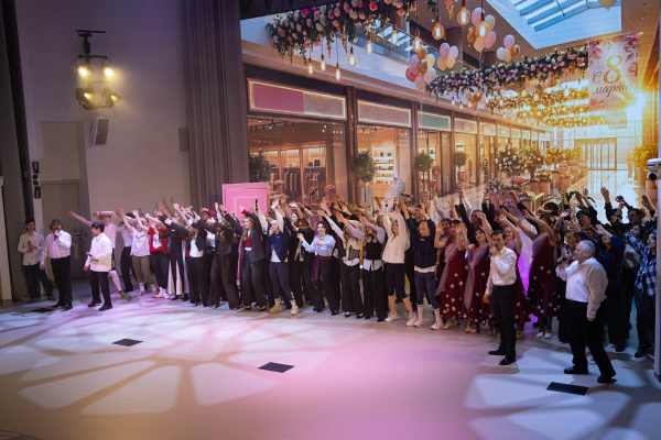 «Самый нужный подарок — это встреча»: в СУНЦ НГУ отметили Международный женский день