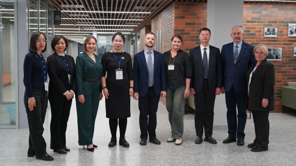 СУНЦ НГУ посетила делегация из Китая