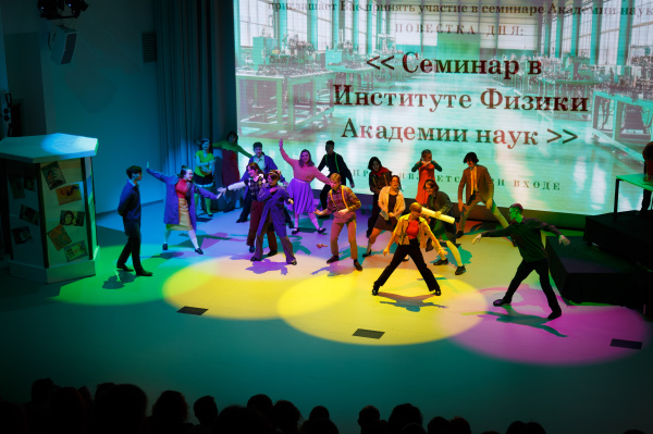 В СУНЦ НГУ поставили мюзикл «Иду на грозу»