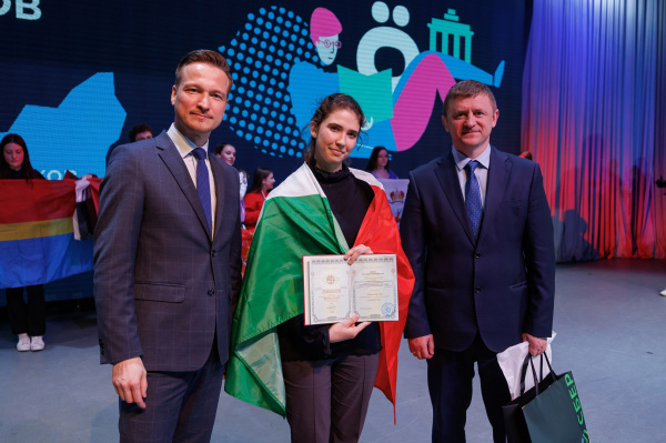 Одиннадцатиклассница из СУНЦ НГУ стала трехкратным победителем ВсОШ по немецкому языку