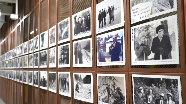 Ко Дню науки в СУНЦ НГУ открылась фотовыставка