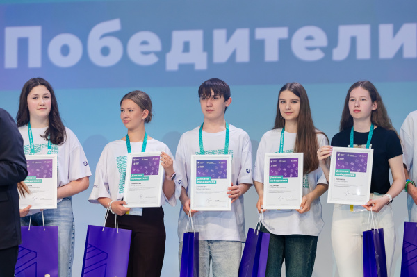 Десятиклассники СУНЦ НГУ привезли дипломы победителей с международного конкурса научно-технологических проектов «Большие вызовы»