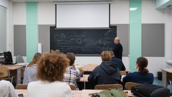 Одиннадцатиклассники ФМШ провели учебную неделю в НГУ