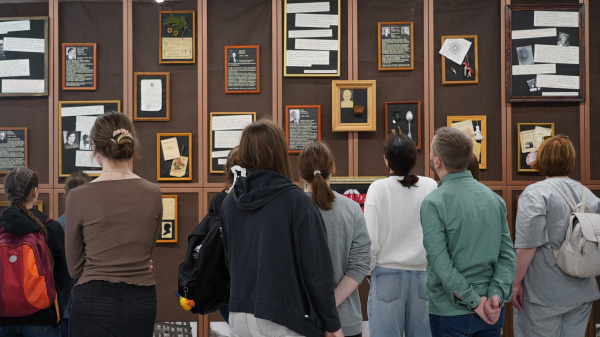 В СУНЦ НГУ открылась выставка проекта «Из блокады в Сибирь. Дорога к жизни в Академгородке»