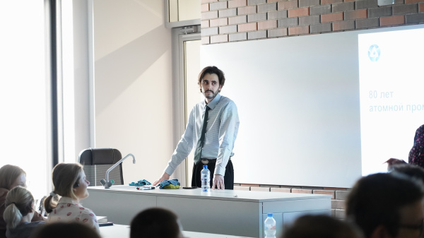 Представители дочерней компании «Росатома» встретились с учениками СУНЦ НГУ