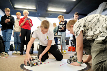 Битвы роботов: в Академпарке прошел Школьный технический форум НГУ