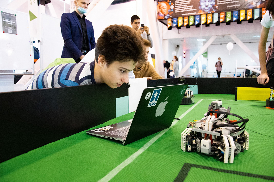 На сцене – роботы: Школьный технический форум НГУ открылся в Академпарке