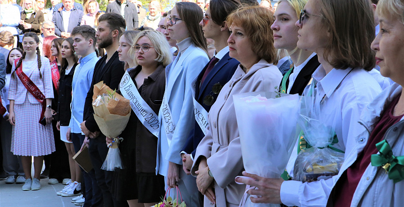 «С вами на всю жизнь»: для выпускников ФМШ прозвучал Последний звонок