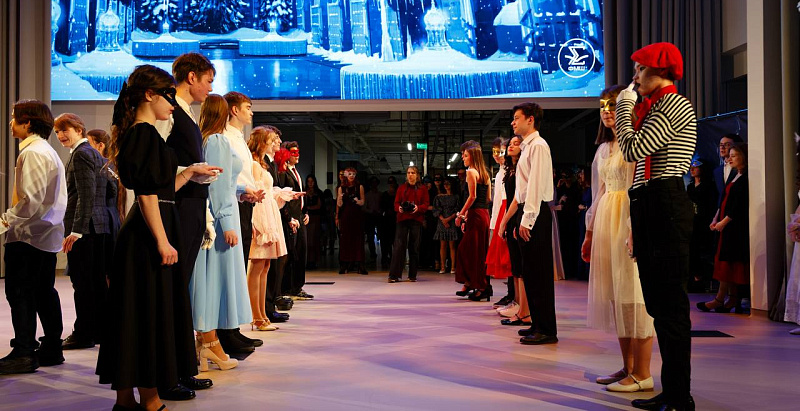 В СУНЦ НГУ состоялся Зимний бал-маскарад