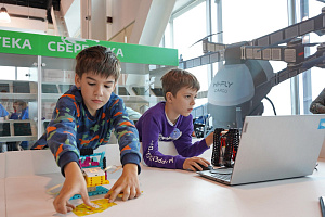Дети и роботы: в Академпарке проходит Школьный технический форум НГУ