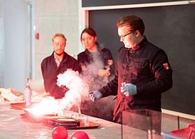 «Пиранья» и цветное пламя: ученики Летней школы посмотрели зрелищные химические опыты.